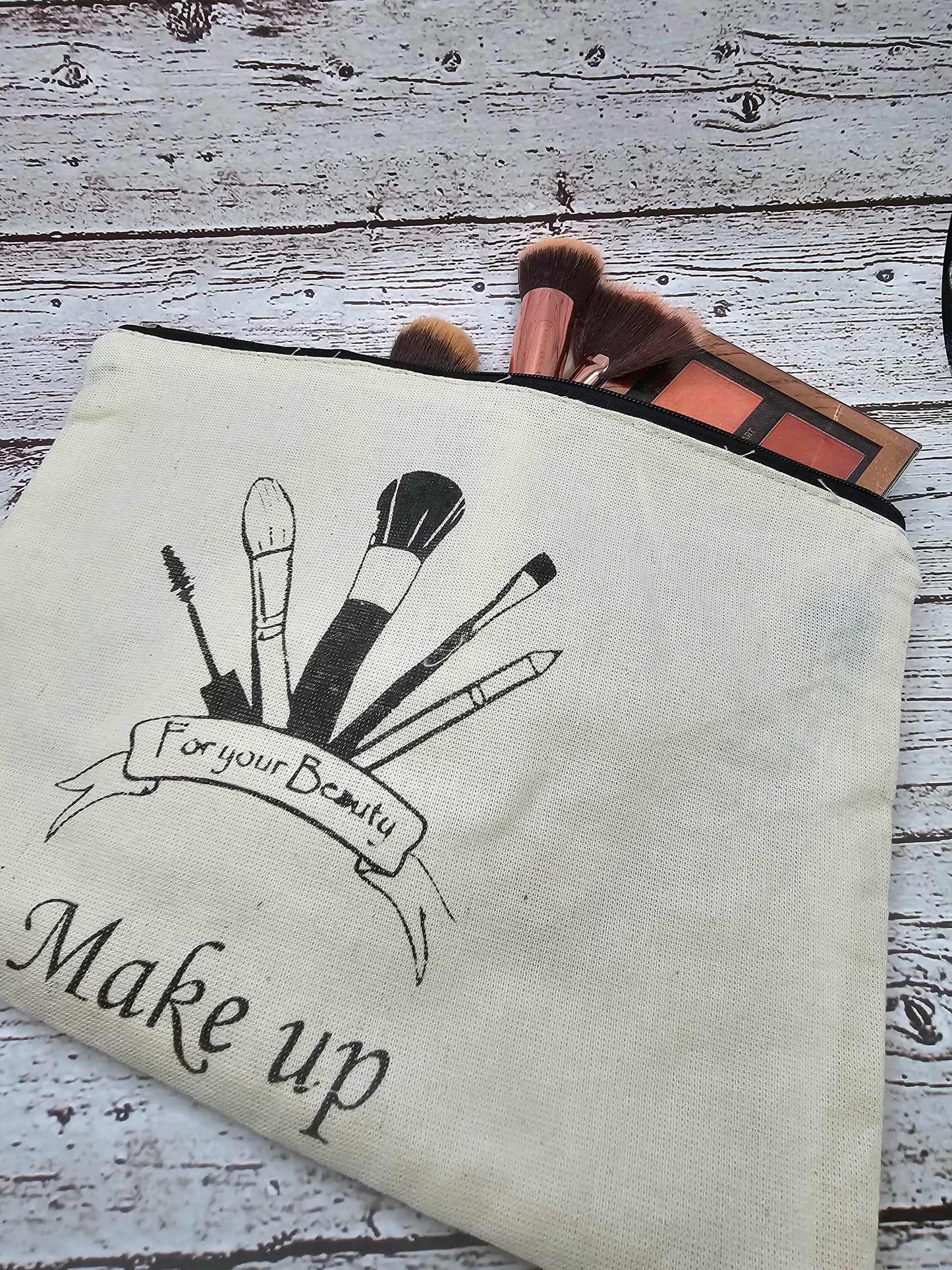 A small pouch for your everyday essentials.