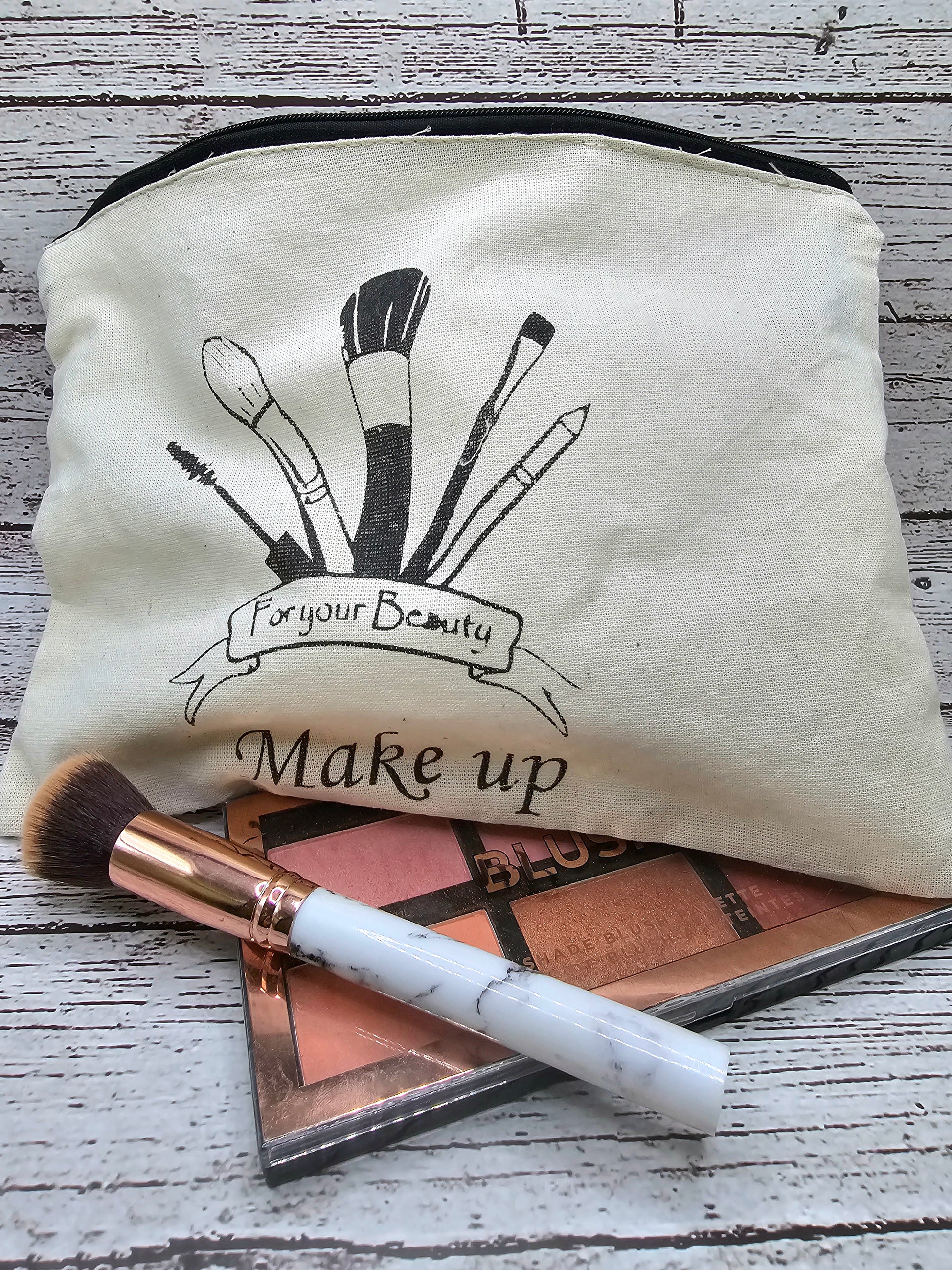 A little handmade pouch for your everyday essentials

