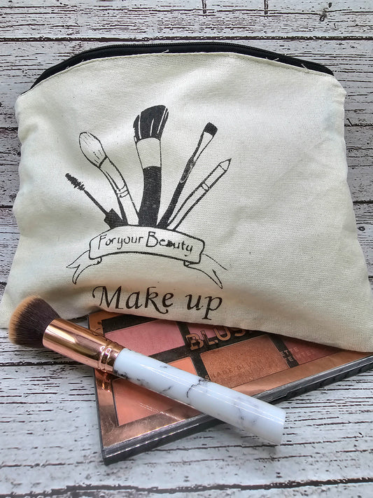A little handmade pouch for your everyday essentials

