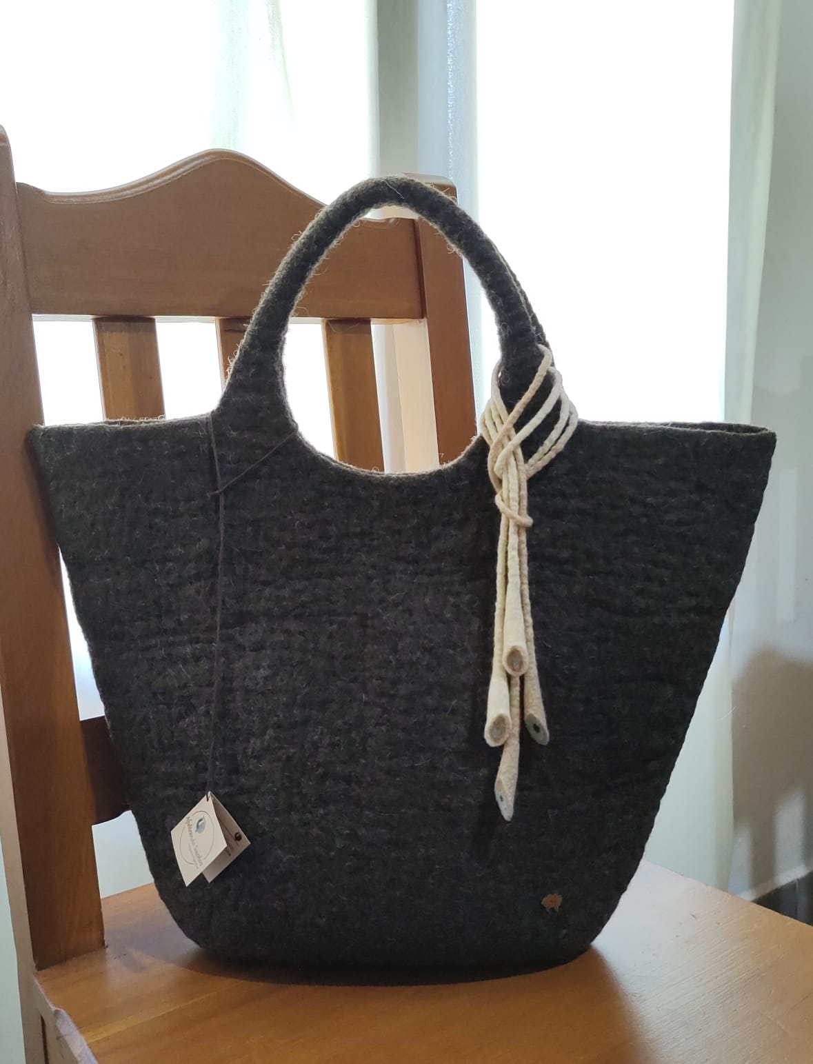 Handcrafted felt handbag made from Merino wool in Patagonia – sustainable and elegant handmade bag.