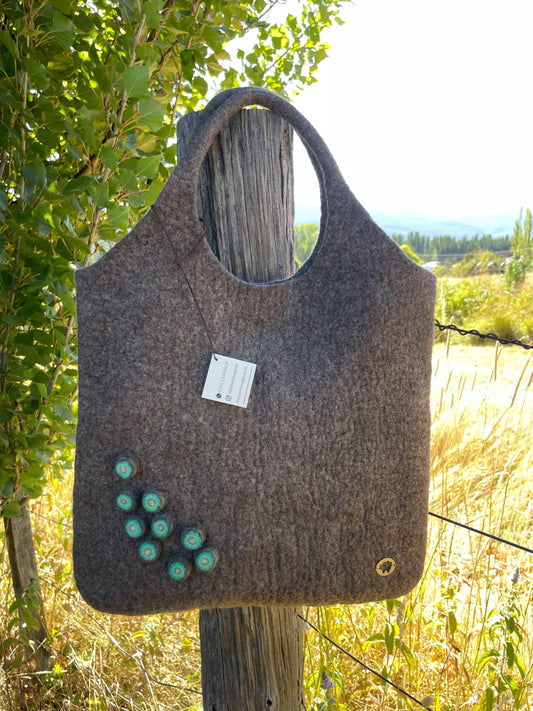patagonia.jpg
Handcrafted felt handbag made from Merino wool in Patagonia – sustainable and elegant handmade bag.