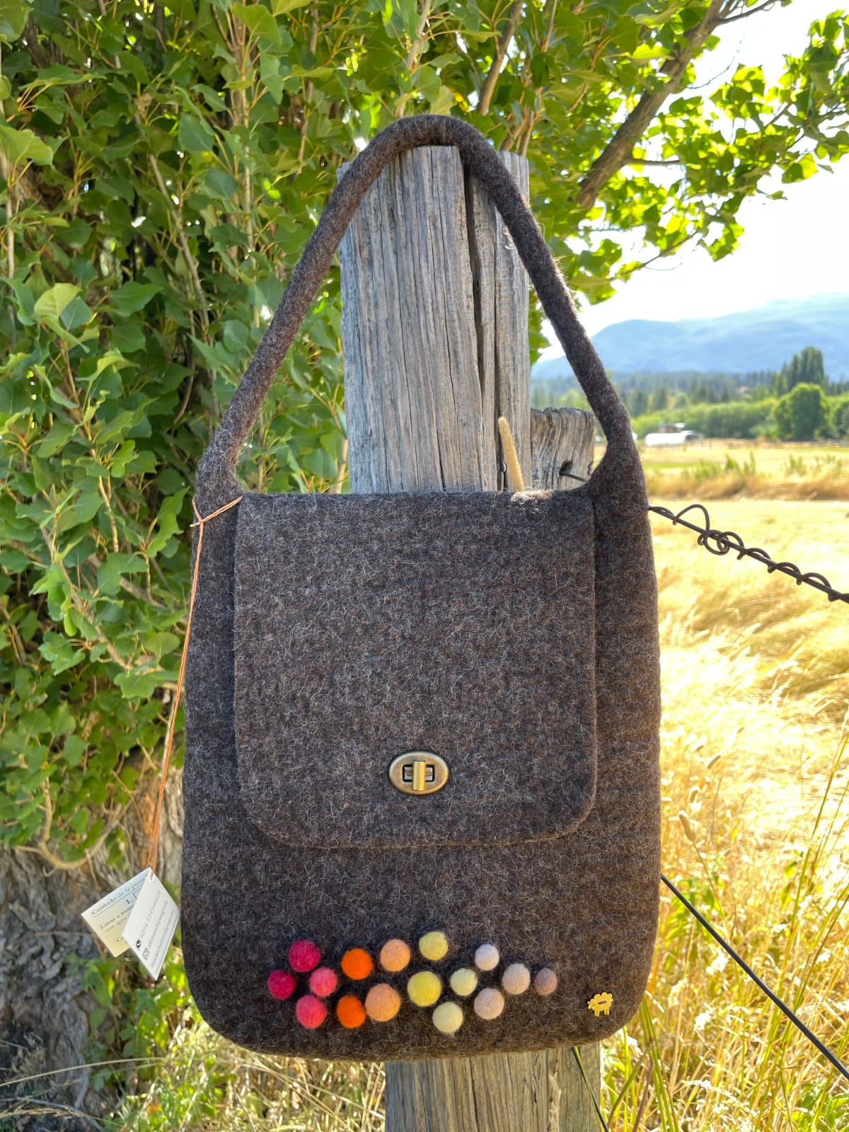 Handcrafted felt handbag styled as a sustainable fashion accessory – natural and timeless look.