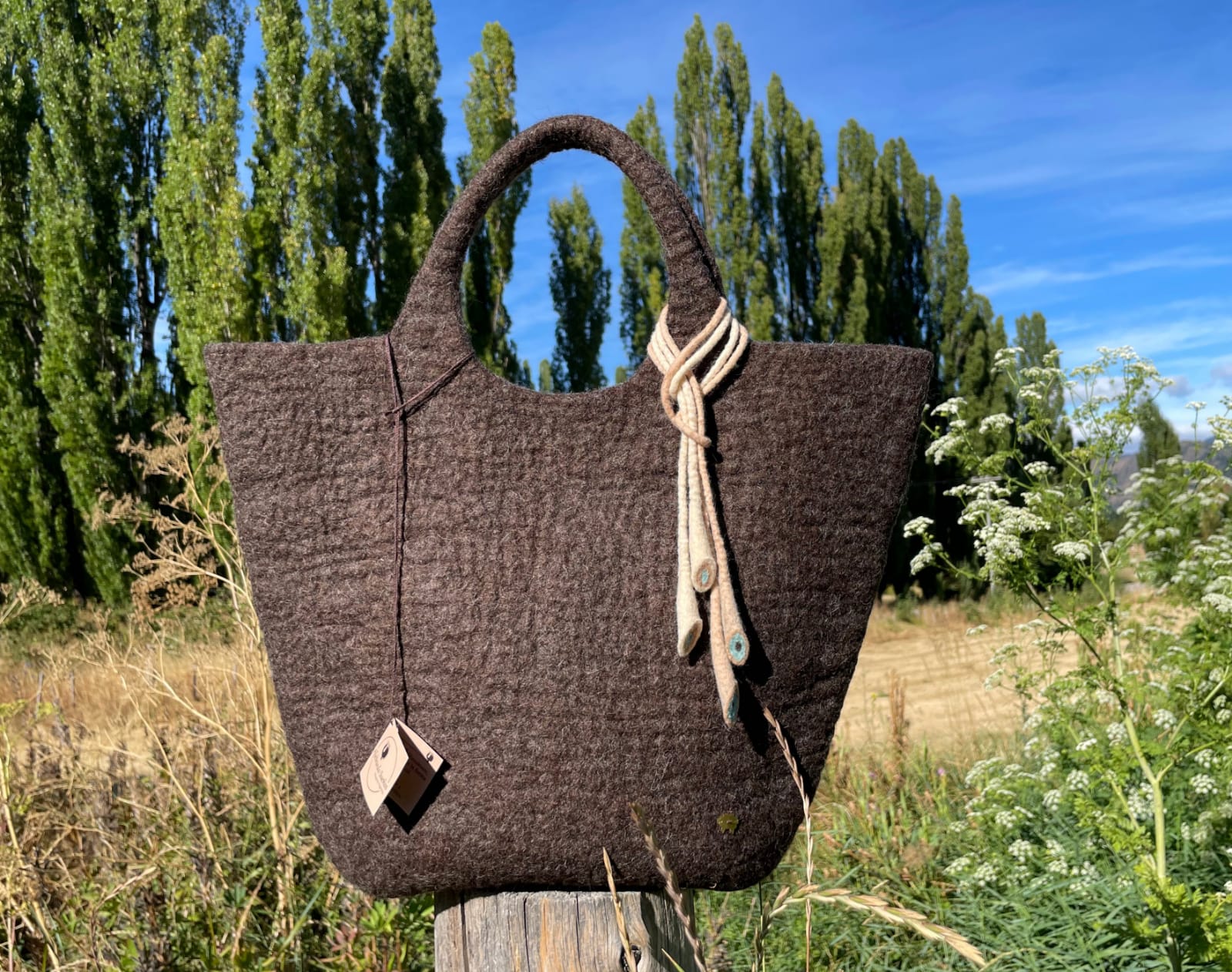 Handcrafted felt handbag styled as a sustainable fashion accessory – natural and timeless look.