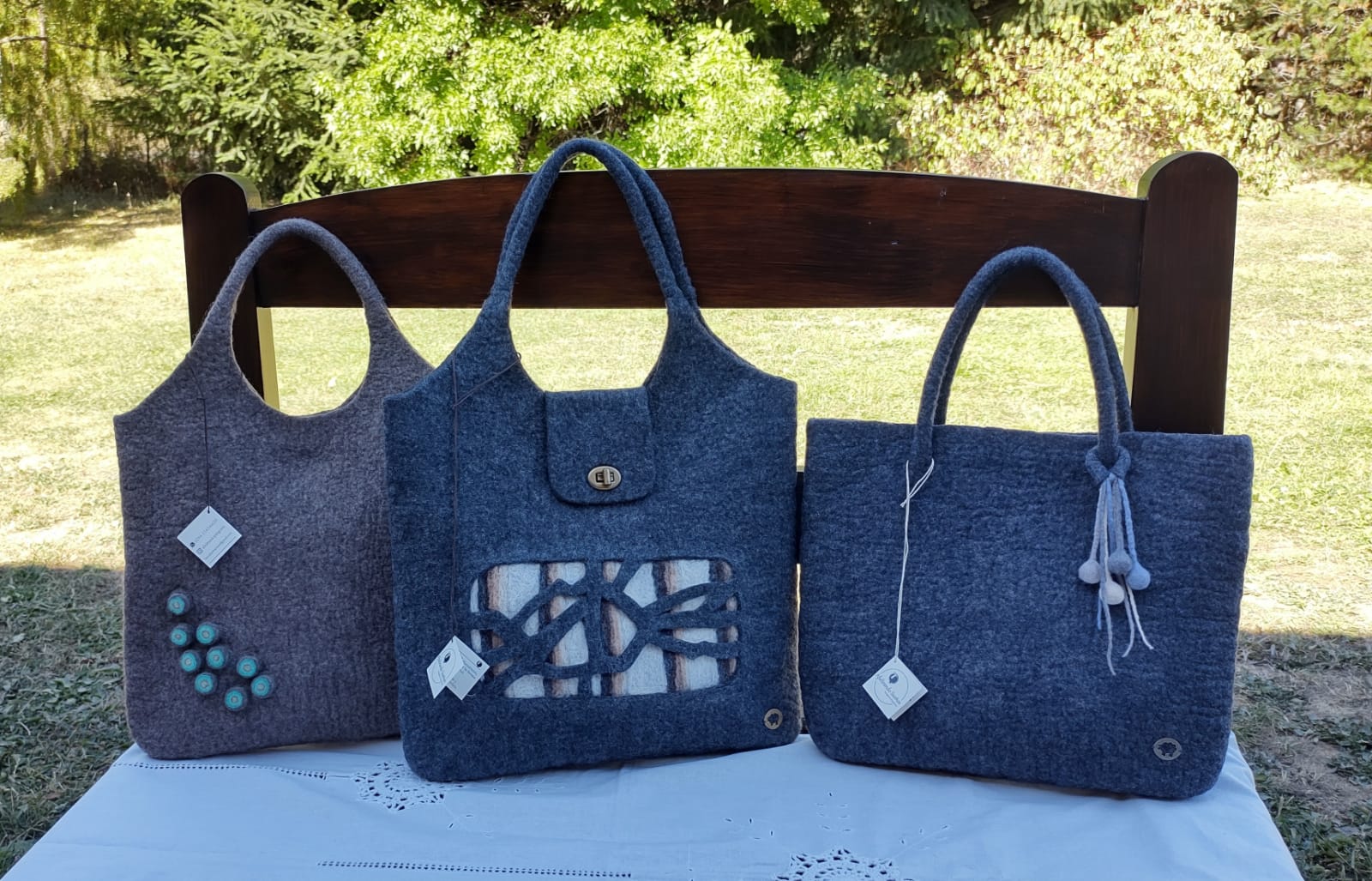 Handcrafted felt handbag styled as a sustainable fashion accessory – natural and timeless look.